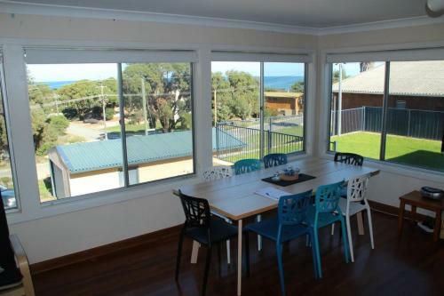 The Beach Shack - Ocean Views, Close To The Beach