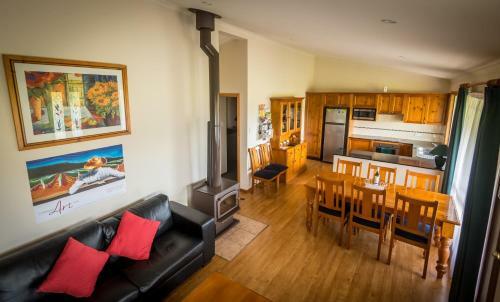 Cottages On Lovedale - Cottage No. 1 (2 Bedroom)