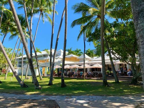 Palm Cove Beachside Apartment - Pool And Garden View