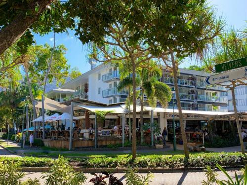 Palm Cove Beachside Apartment - Pool And Garden View