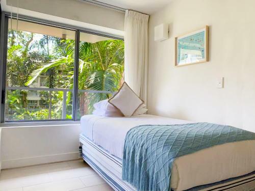 Palm Cove Beachside Apartment - Pool And Garden View