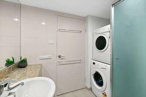 Palm Cove Beachside Apartment - Pool And Garden View