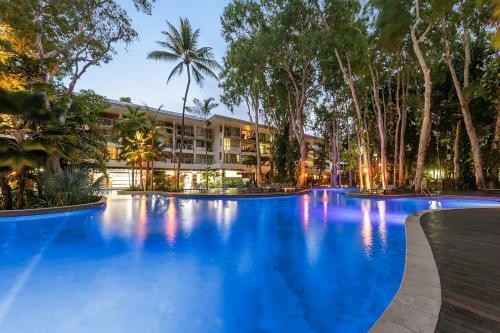 Palm Cove Beachside Apartment - Pool And Garden View