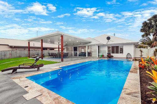 Luxury 5br Home With Magnesium Pool & Spa With Water Views