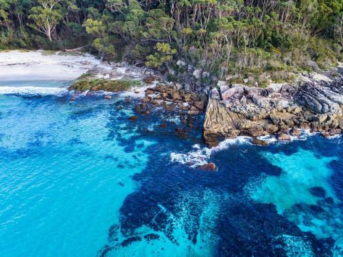 A 7 Minute Stroll To Greenfield Beach And White Sands Walk