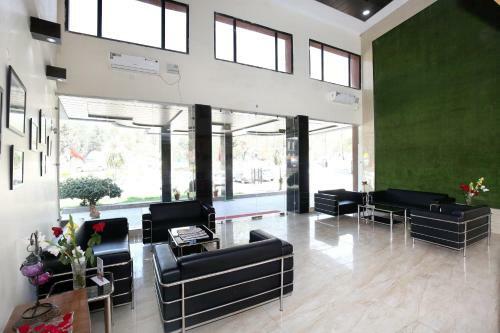Capital O 12767 Hotel Grand Chinar