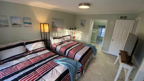 Here It Is! Cool Cape Cod-3 Br-2.5 Bath-12 Guests