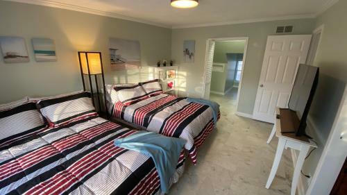 Here It Is! Cool Cape Cod-3 Br-2.5 Bath-12 Guests