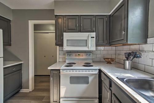 Modern Townhome With Fireplace Near Stoll Park