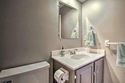 Modern Townhome With Fireplace Near Stoll Park