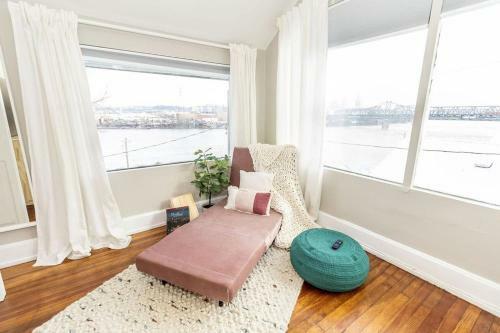 Cozy Riverfront Bungalow With Stunning Views
