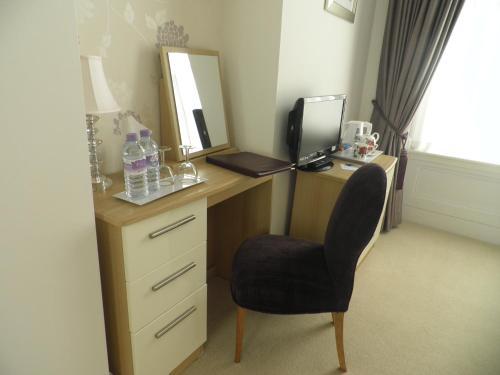 Hostal Douglas Park Guest House