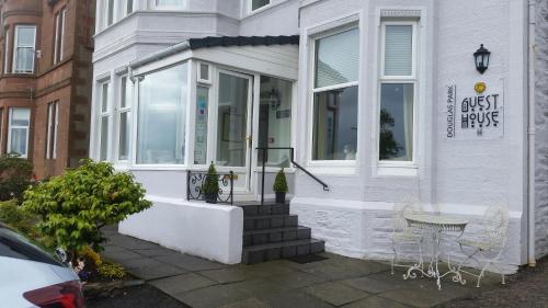 Hostal Douglas Park Guest House