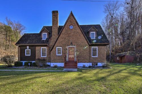Hagerhill Home With Yard, 10 Mi To Jenny Wiley!