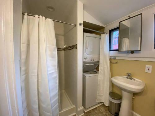 Spectacular Location Two Bedroom State Circle Apartment