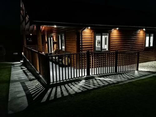 Lovely 3-bed Cabin In Meigh