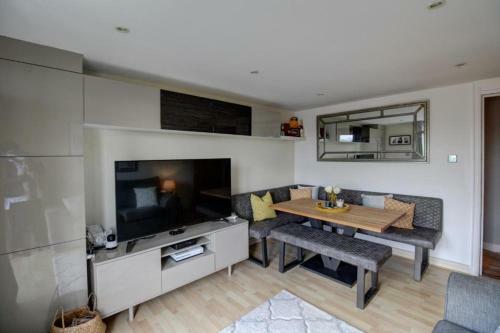 Luxury Modern Apartment With Stunning Balcony View