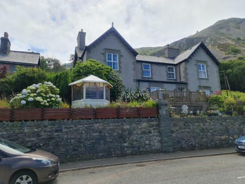 Stunning Sea View Immaculate 4-bed Family House