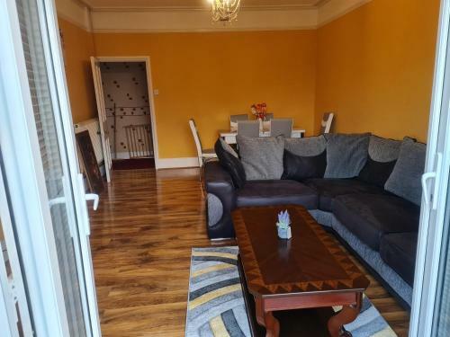 Stunning Sea View Immaculate 4-bed Family House