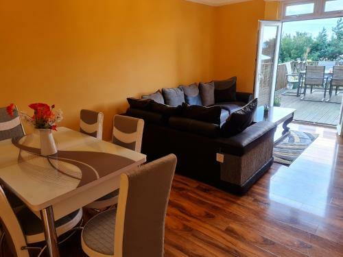 Stunning Sea View Immaculate 4-bed Family House