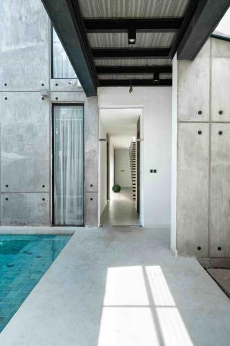 Ultramodern Riverfront Villa With Infinity Pool