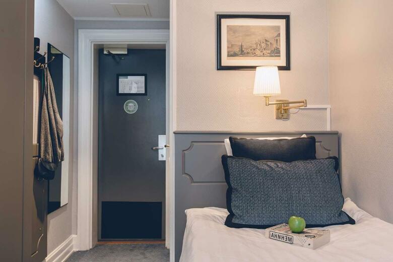 Crystal Plaza Hotel