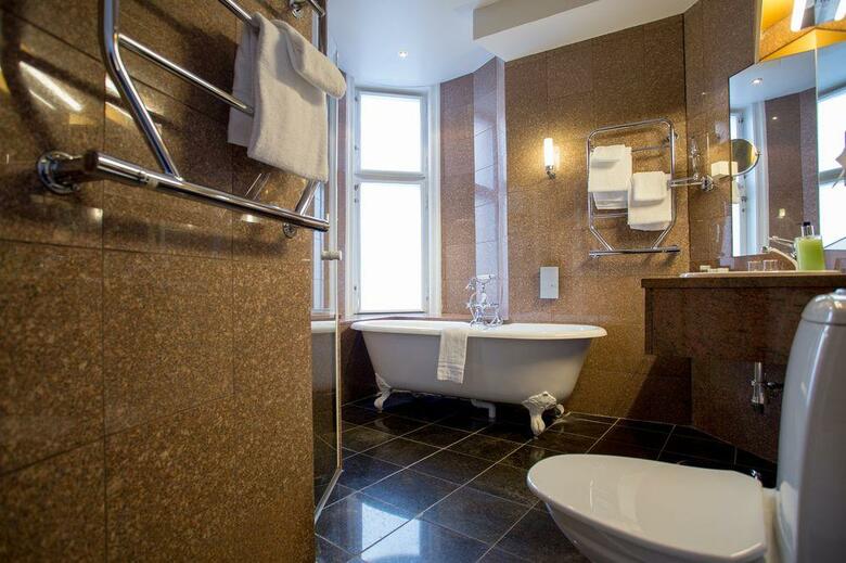 Crystal Plaza Hotel