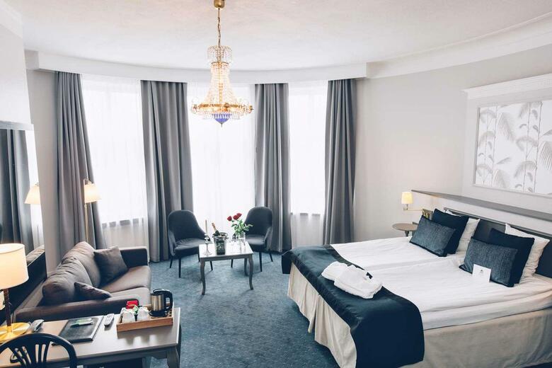 Crystal Plaza Hotel