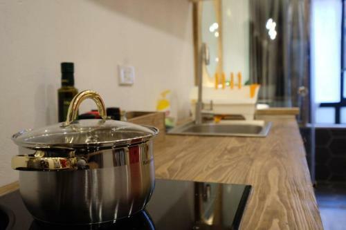 Apartamento Lotushomestayhanoi - Wood & White