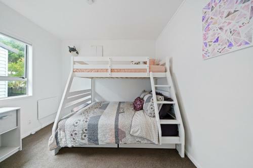 Coastal Treasure - Waikanae Beach Holiday Home