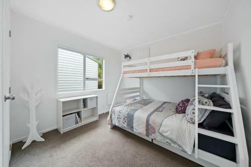 Coastal Treasure - Waikanae Beach Holiday Home