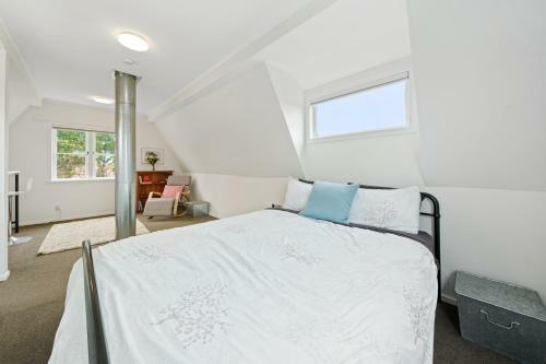 Coastal Treasure - Waikanae Beach Holiday Home