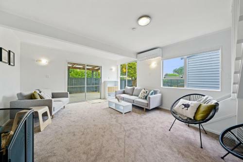 Coastal Treasure - Waikanae Beach Holiday Home