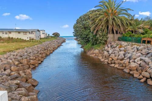 Bach On Wilson - Waihi Beach Holiday Home