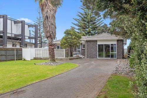Beach Daze Bach - Waihi Beach Holiday Home
