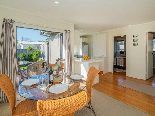 Beach Life Bach - Whangamata Holiday Home