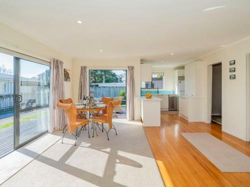Beach Life Bach - Whangamata Holiday Home