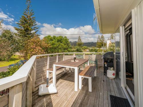 Bach On Pipi - Whangamata Holiday Home