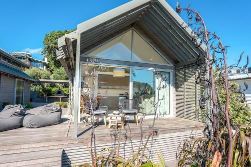 Oneroa Beachfront Apartment
