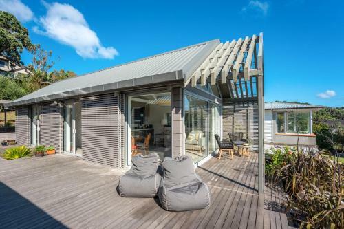 Oneroa Beachfront Apartment