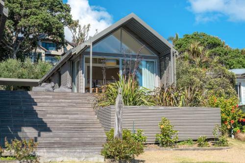 Oneroa Beachfront Apartment