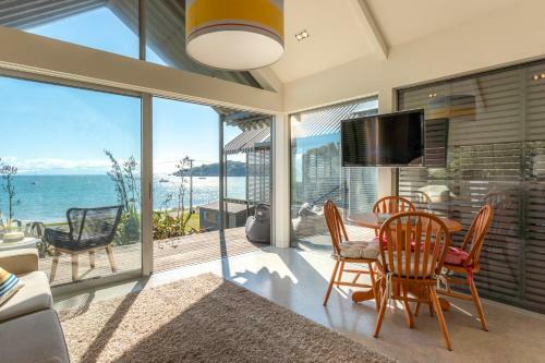 Oneroa Beachfront Apartment
