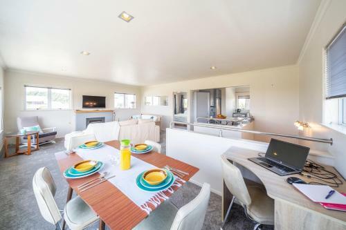 Taranaki Beach House - Great Sea Views