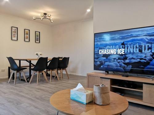 Hello Seaview! 4 Brs House In Central Location!