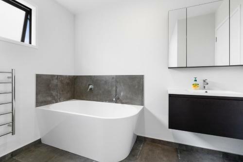 Waterview - Cable Bay Holiday Home