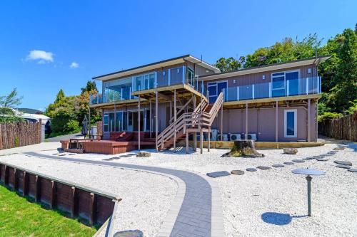 Villa Luxury Lakeside Retreat