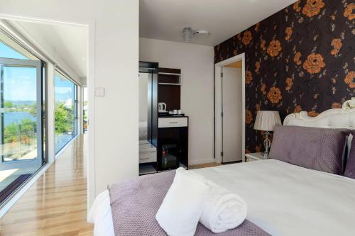 Villa Luxury Lakeside Retreat