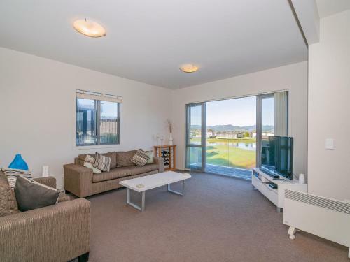 Matarangi Villa On Golf Course - Matarangi Holiday Home