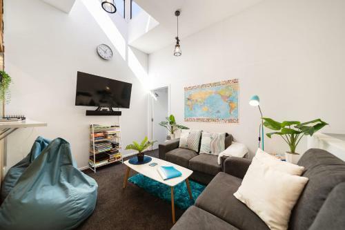 16 Guests In Cbd. No Hills. No Taxis. Unique!