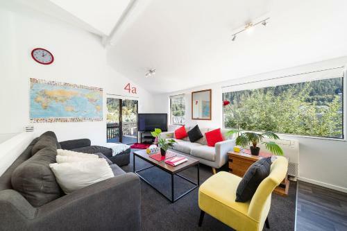 16 Guests In Cbd. No Hills. No Taxis. Unique!